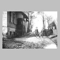 113-0014 Auf der Dorfstrasse in Weissensee. Links das Gasthaus Kallweit, rechts das Wohnhaus Gerber.jpg